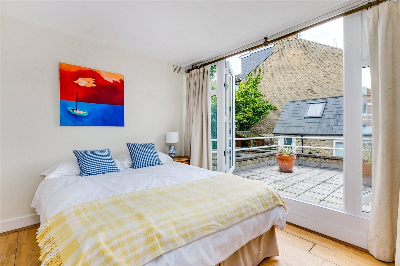 Flat Harwood Road in Greater London