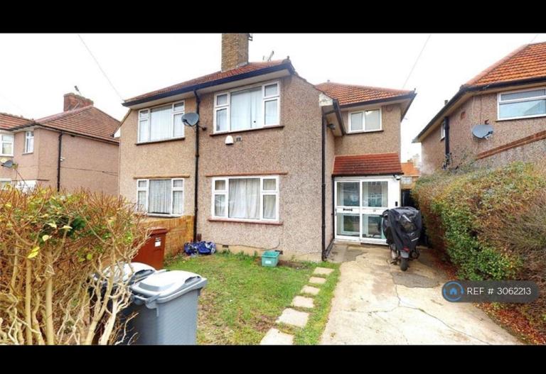 House Granville Avenue in Greater London