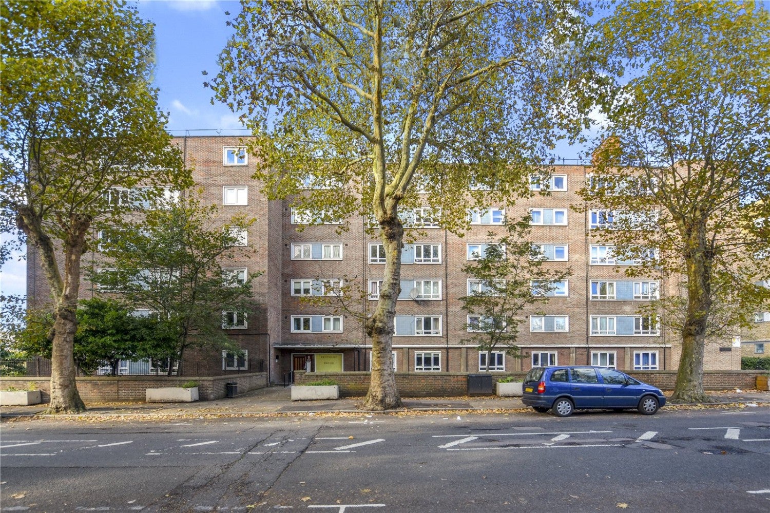 Flat Approach Road in Greater London