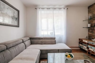 Flat Hudson Close in Greater London