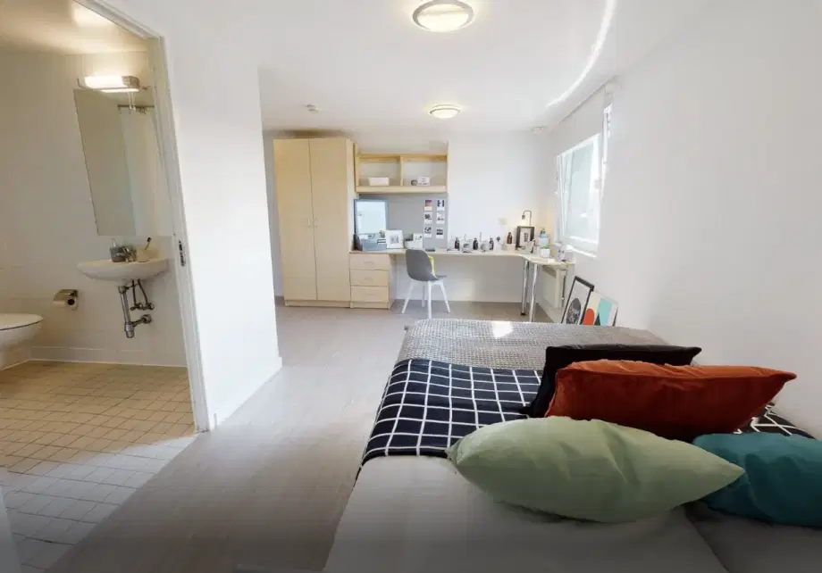 Room Burley Road in Leeds