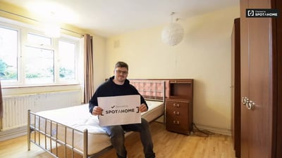 Flat Lebanon Gardens in Greater London