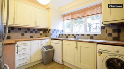 Flat Lebanon Gardens in Greater London