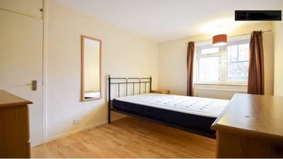 Flat Lebanon Gardens in Greater London