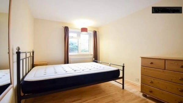 Flat Lebanon Gardens in Greater London