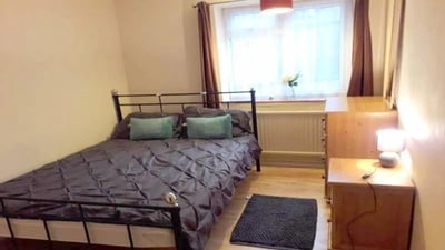 Flat Lebanon Gardens in Greater London