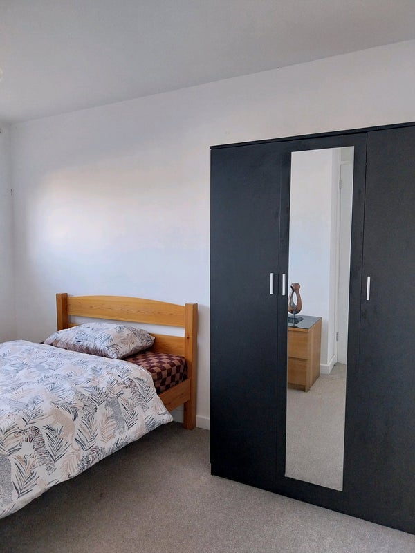 Room Rowley Road in Warwick