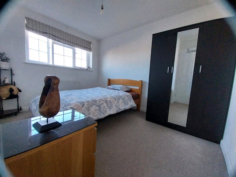 Room Rowley Road in Warwick