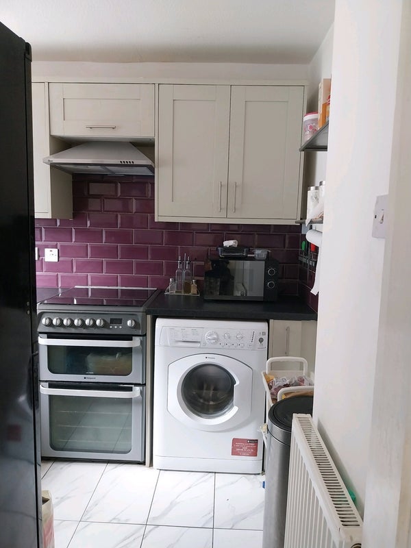 Room Rowley Road in Warwick