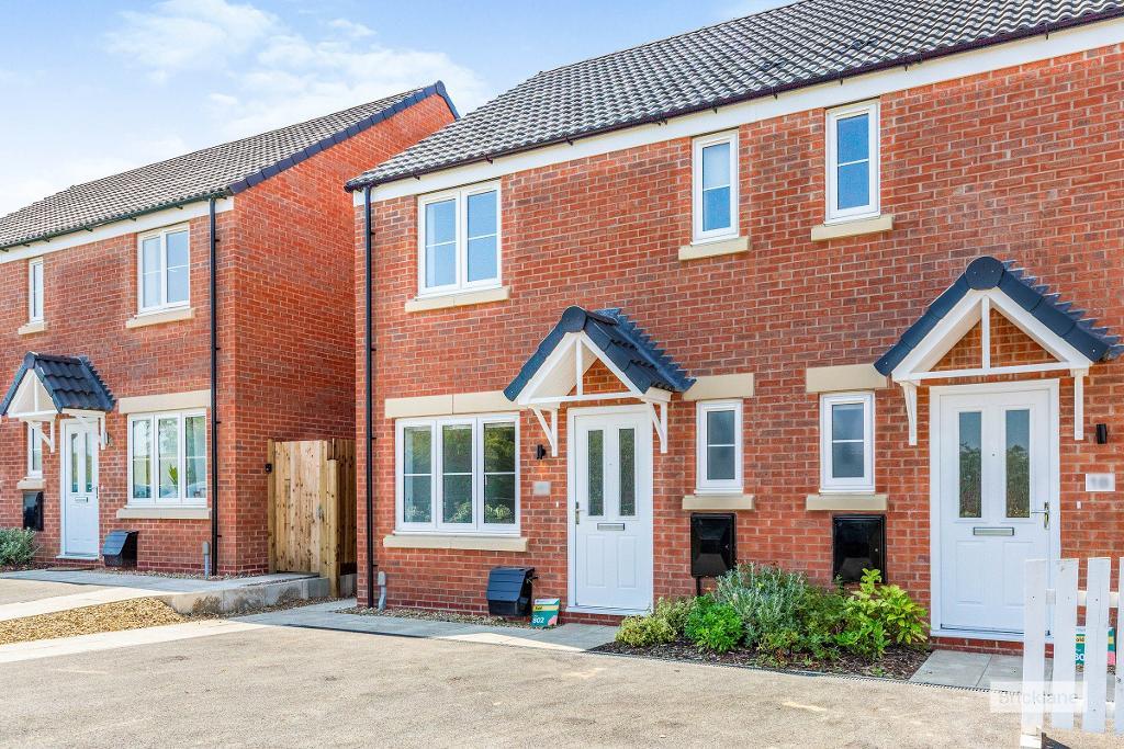 House Woburn Close in Weldon