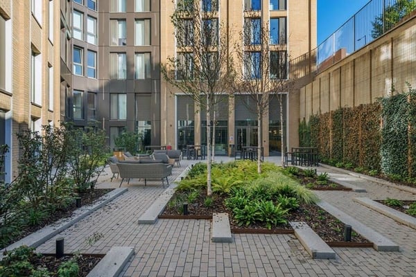 Flat Westway in Greater London