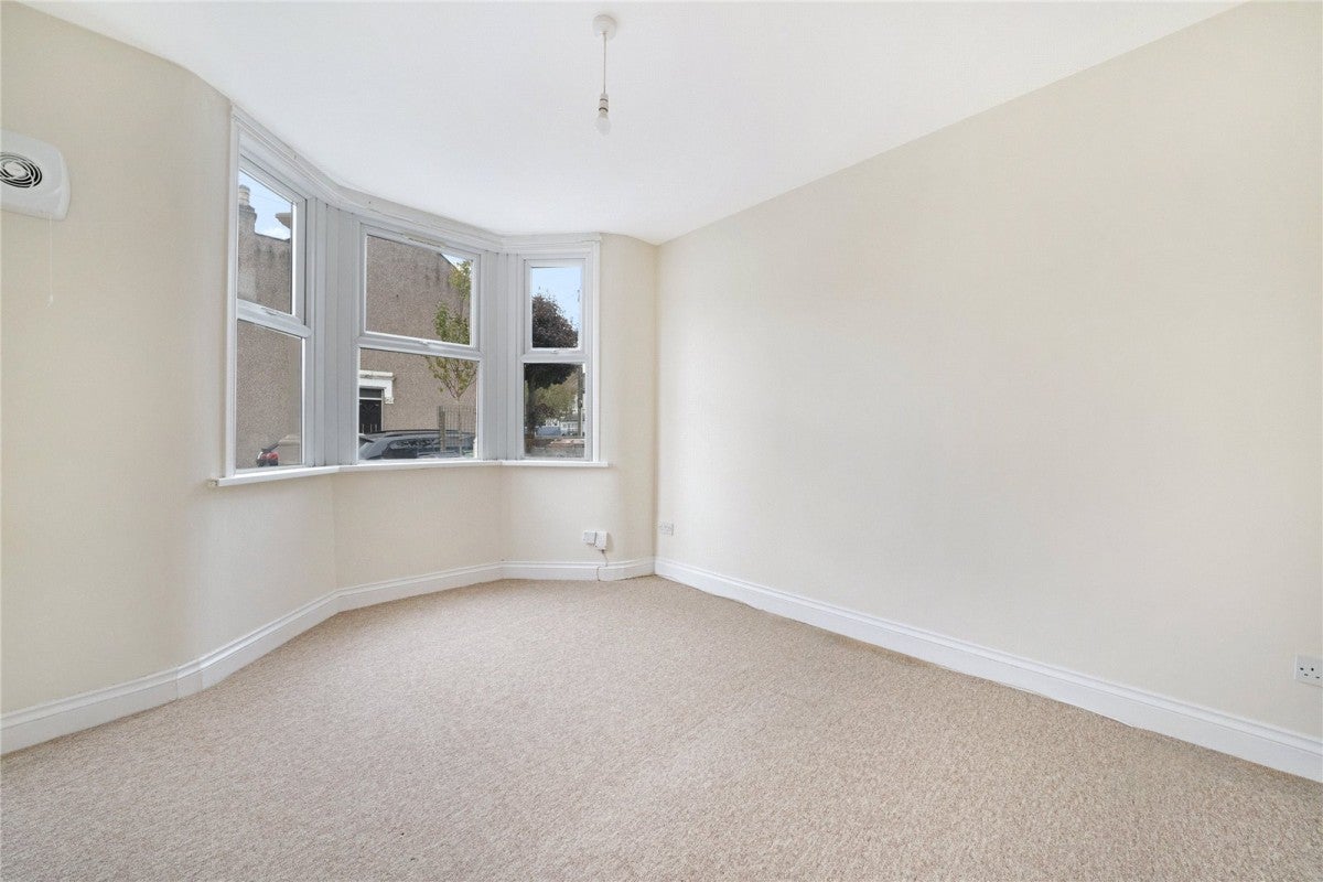 Flat Wolsey Avenue in Greater London