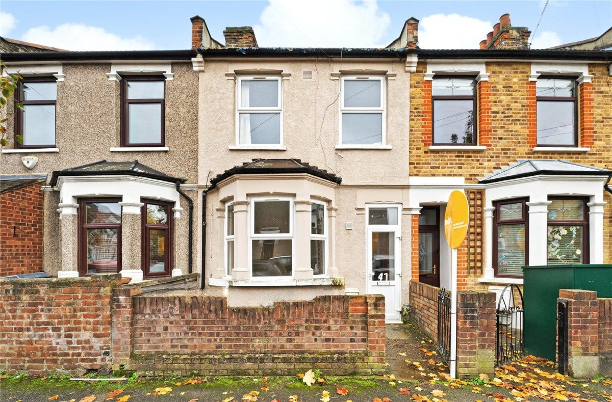 Flat Wolsey Avenue in Greater London
