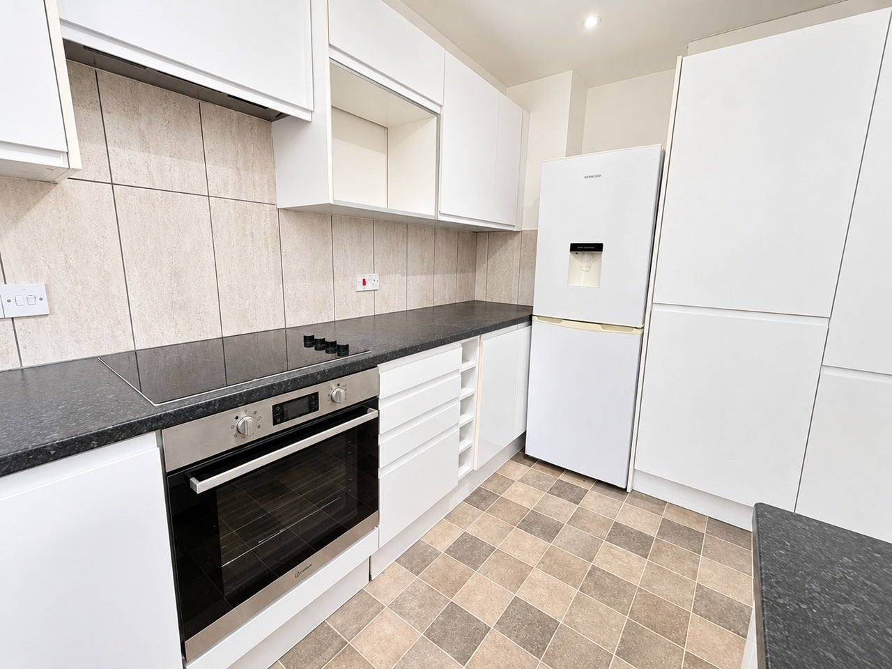 Flat Brookwood Road in Greater London