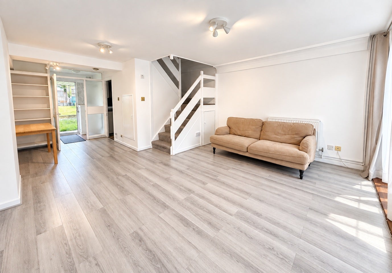 Flat Brookwood Road in Greater London