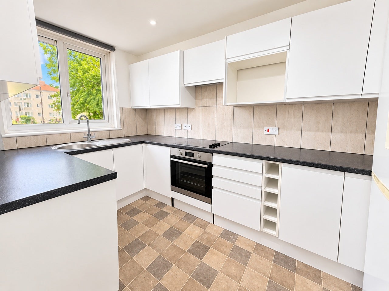 Flat Brookwood Road in Greater London