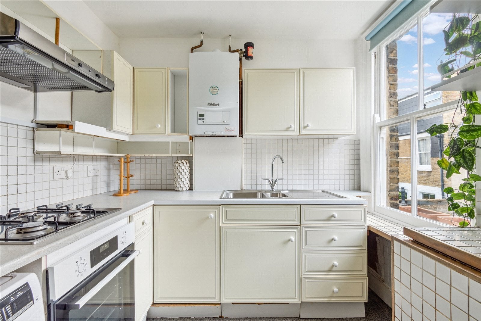 Flat Cleveland Avenue in Greater London