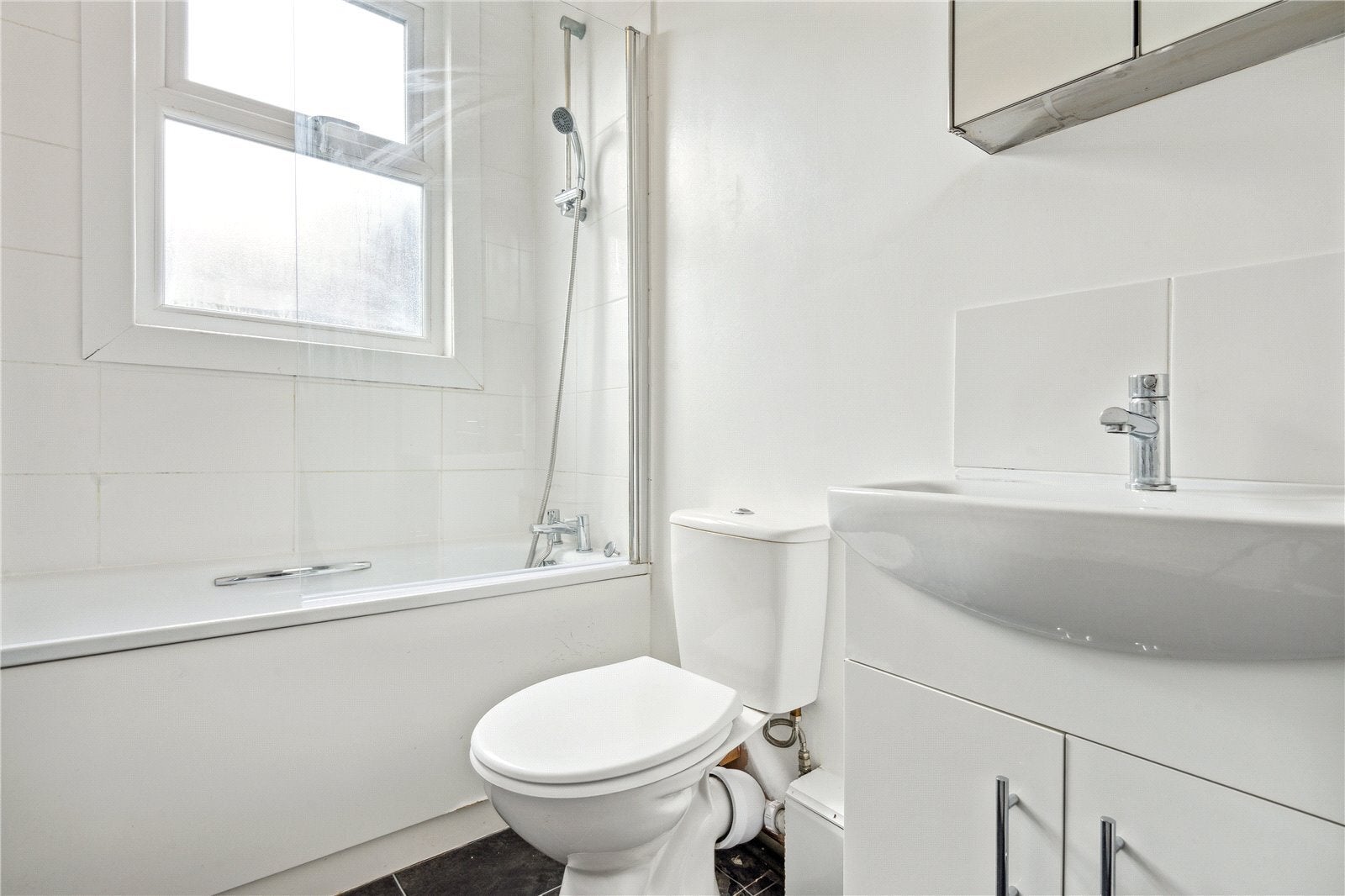 Flat Cleveland Avenue in Greater London