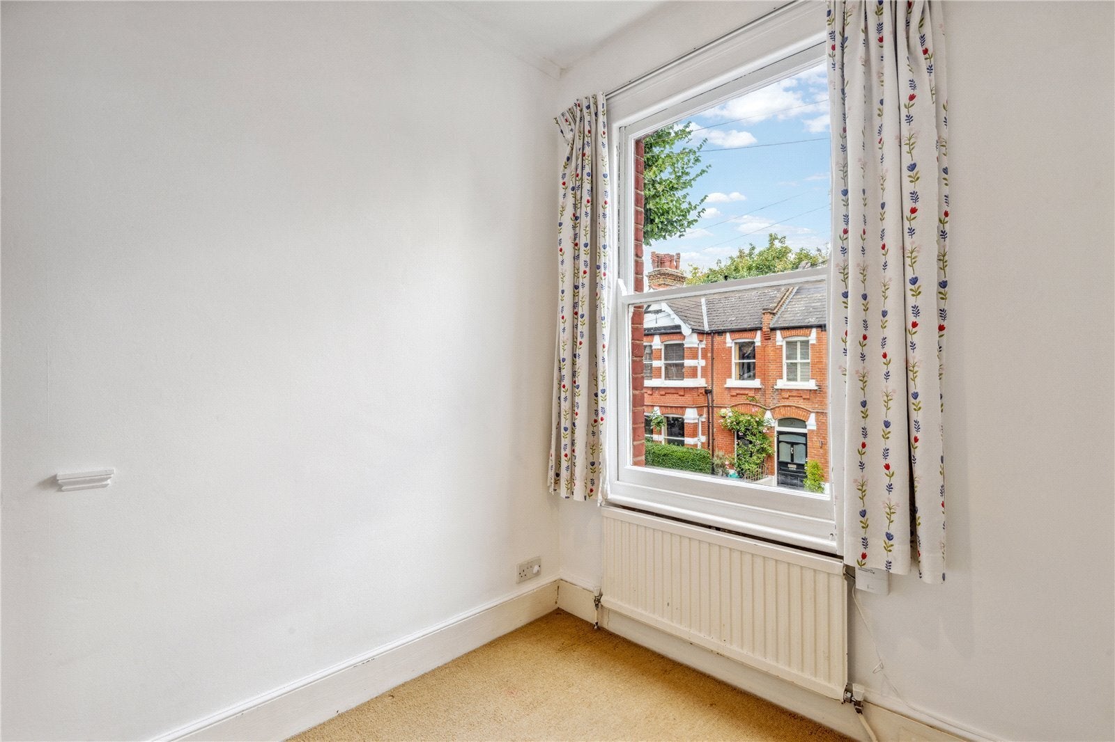 Flat Cleveland Avenue in Greater London