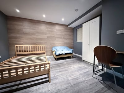 Room Vicarage Farm Road in London