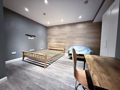 Room Vicarage Farm Road in London