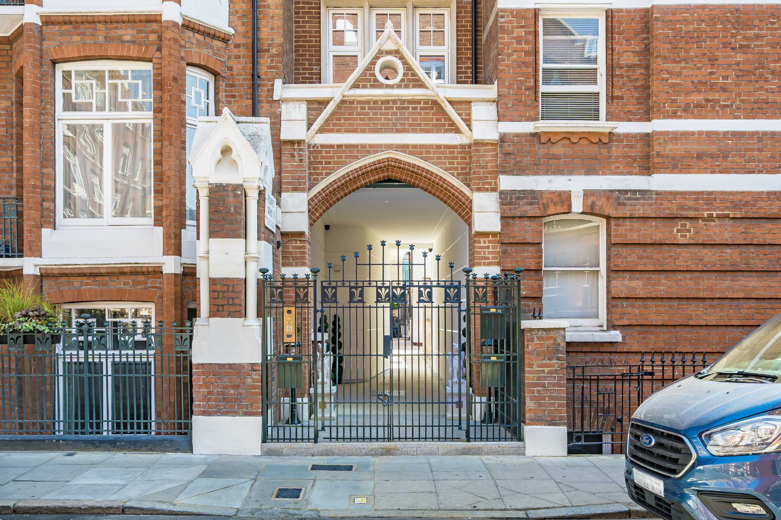 Flat Romney Mews in City of Westminster