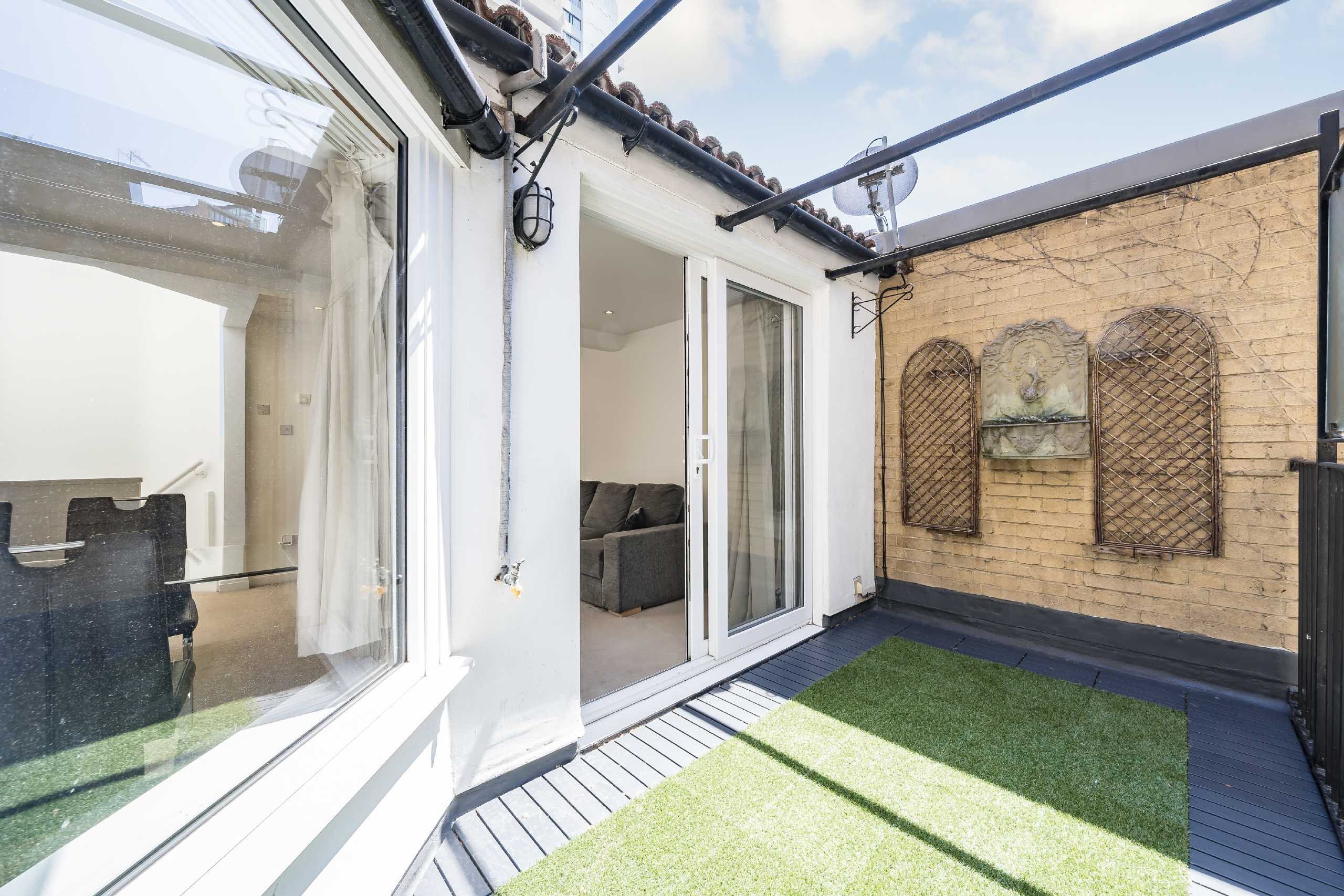 Flat Romney Mews in City of Westminster