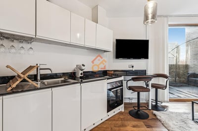 Flat Shalfleet Drive in Greater London
