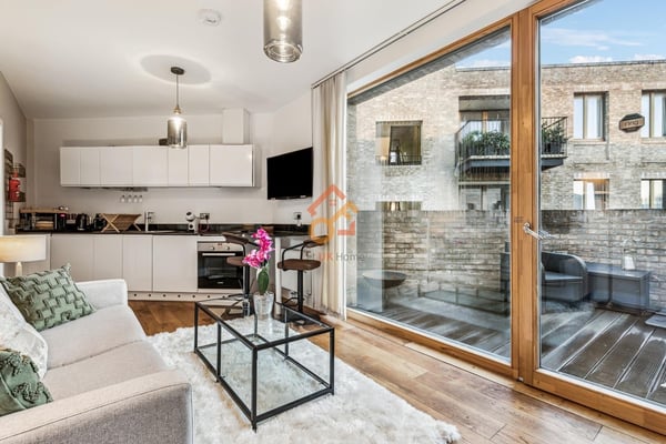 Flat Shalfleet Drive in Greater London