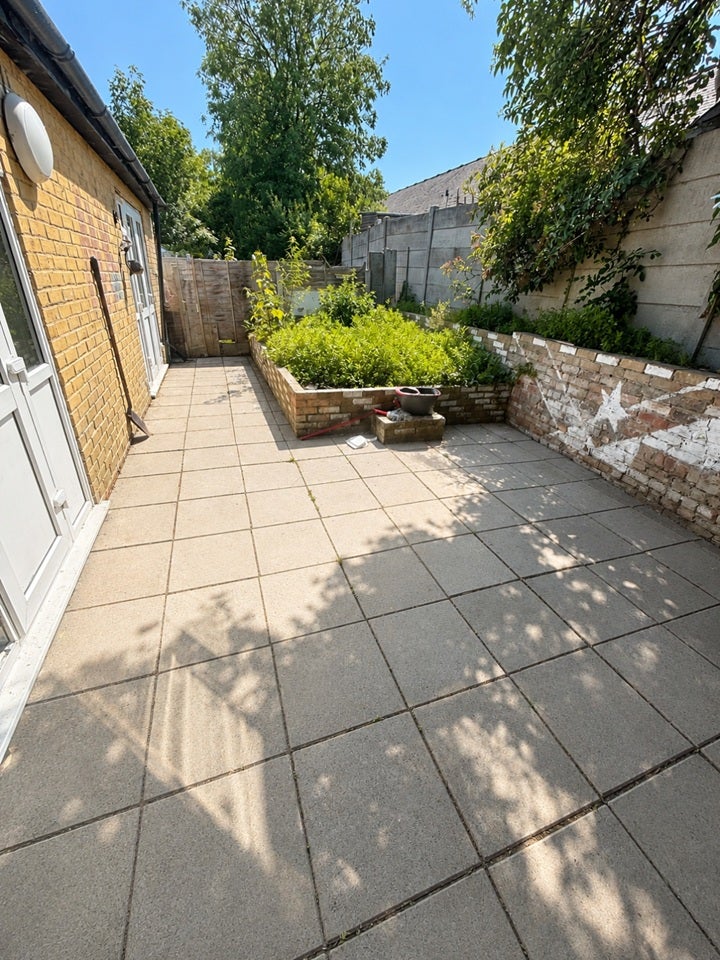 Flat Cathall Road in Greater London