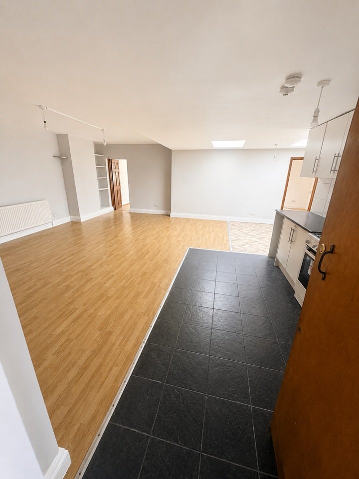 Flat Cathall Road in Greater London