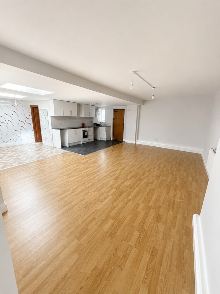Flat Cathall Road in Greater London