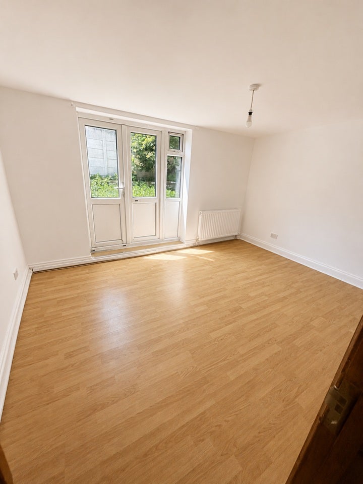 Flat Cathall Road in Greater London