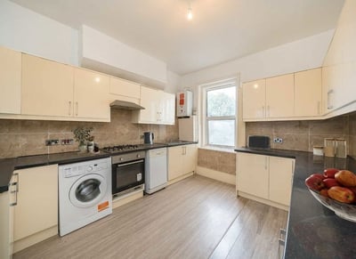 Flat Lower Mortlake Road in Greater London