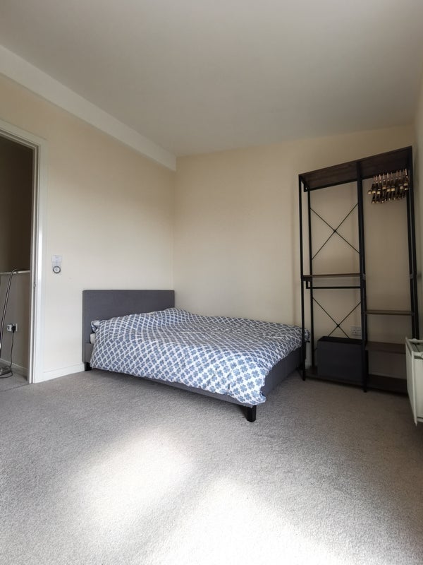 Room Commonwealth Avenue in Manchester