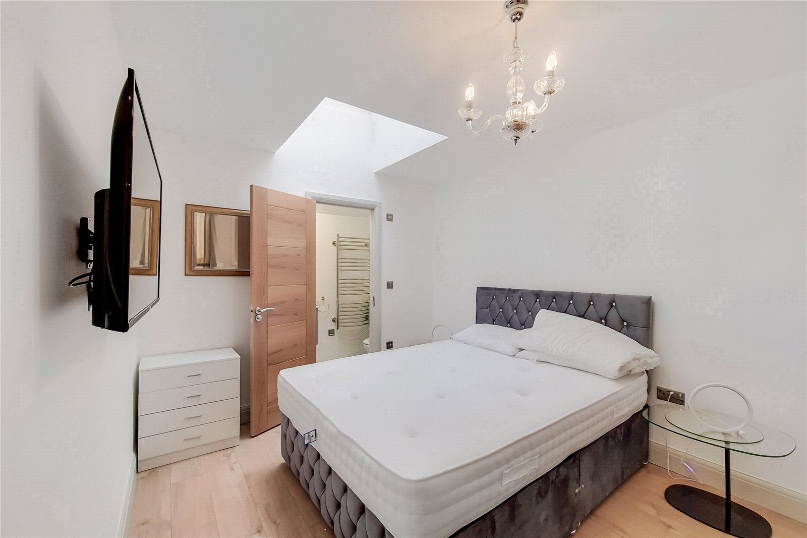 Flat Burston Road in Greater London