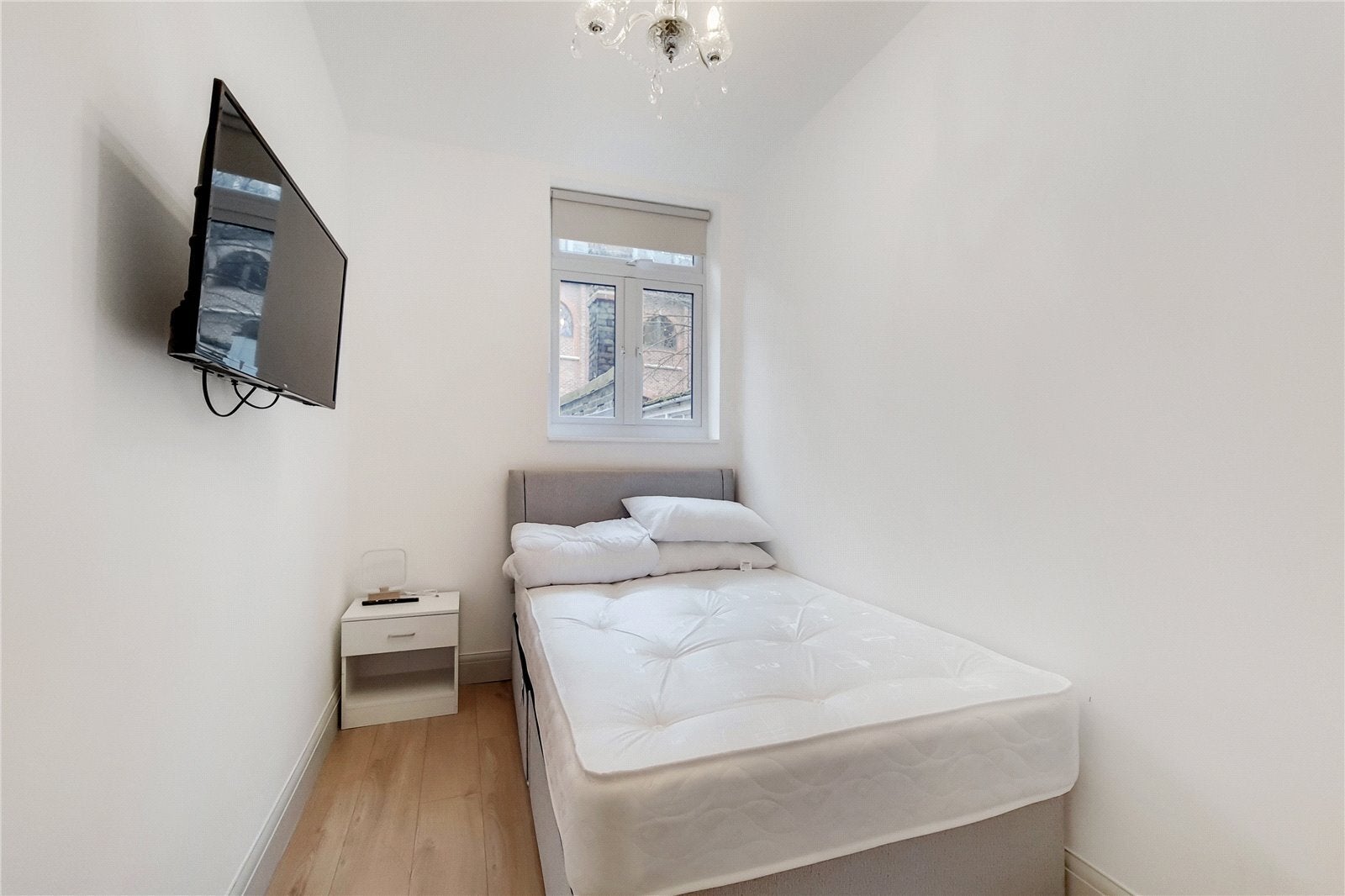Flat Burston Road in Greater London