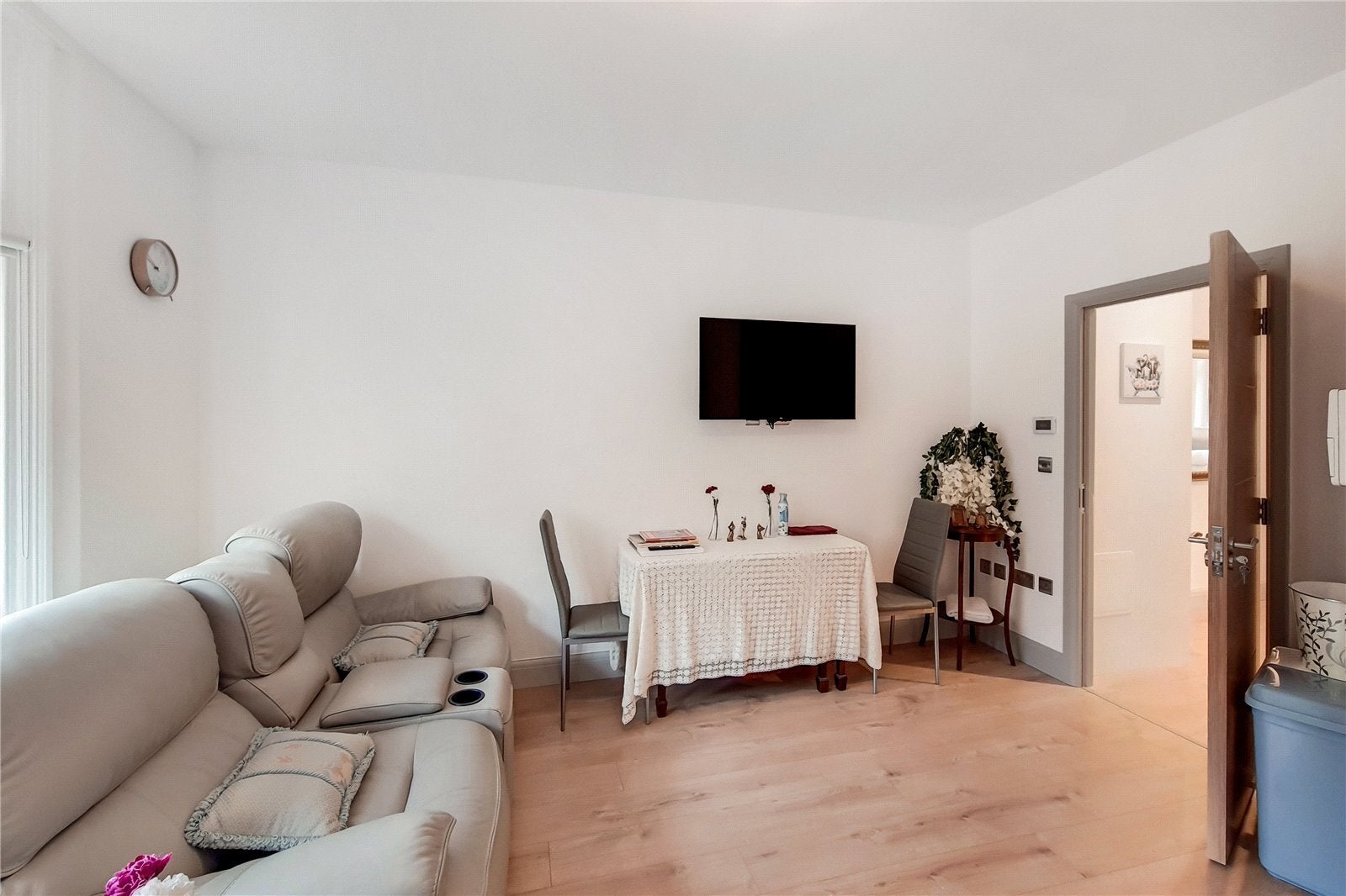 Flat Burston Road in Greater London
