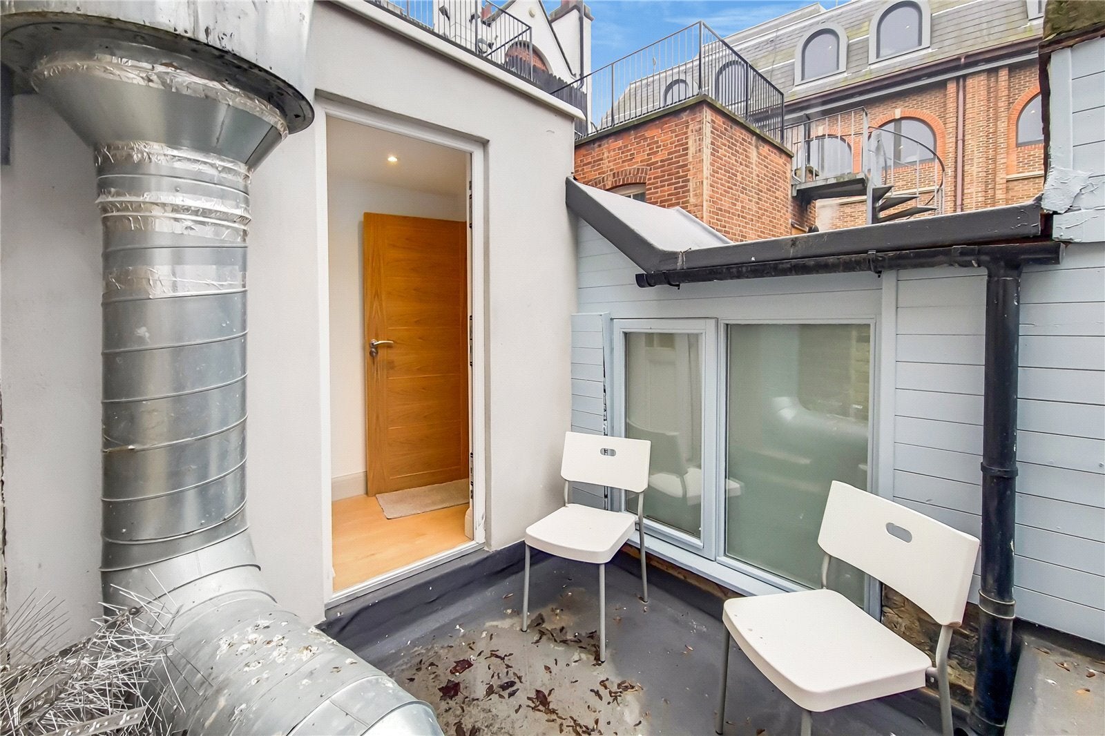 Flat Burston Road in Greater London