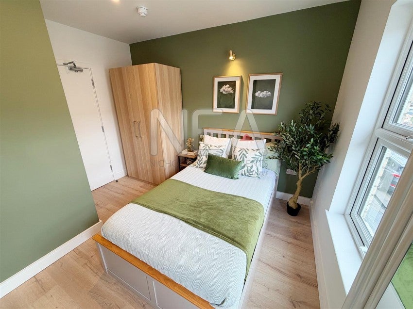 Room Curzon Street in Reading