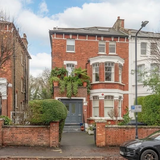 Flat Mowbray Road in Greater London