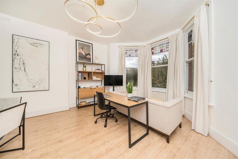 Flat Mowbray Road in Greater London