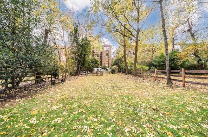 Flat Mowbray Road in Greater London
