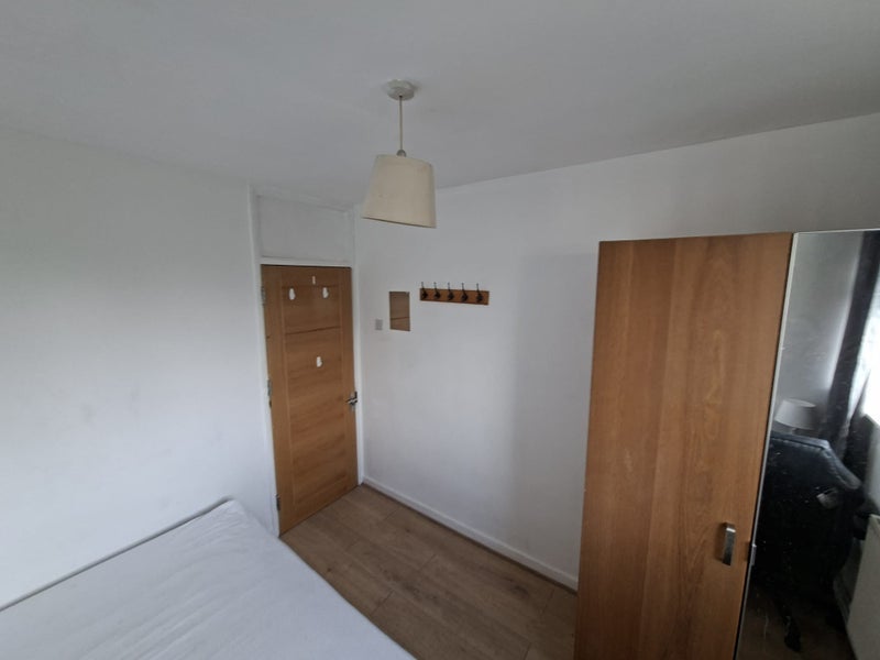 Room Cropley Street in Greater London