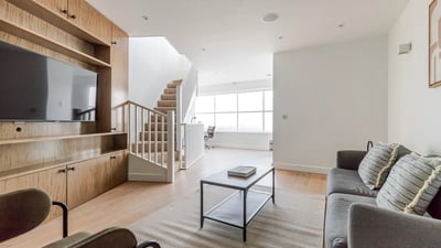 Flat Russell Gardens in Greater London
