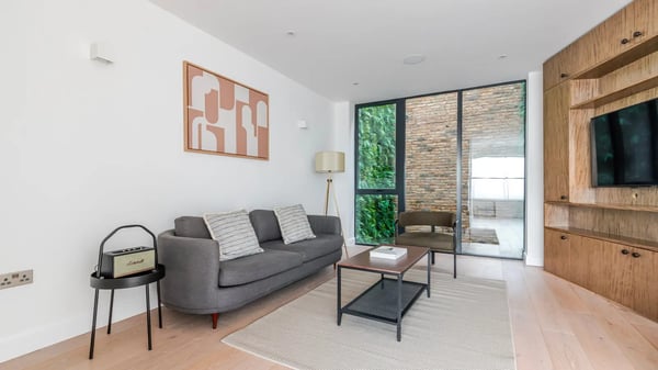 Flat Russell Gardens in Greater London