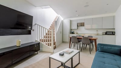 Flat Russell Gardens in Greater London