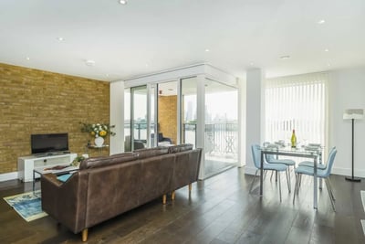 Flat Wapping High Street in Greater London