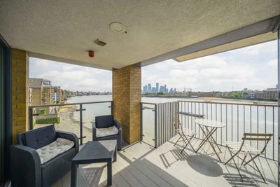 Flat Wapping High Street in Greater London