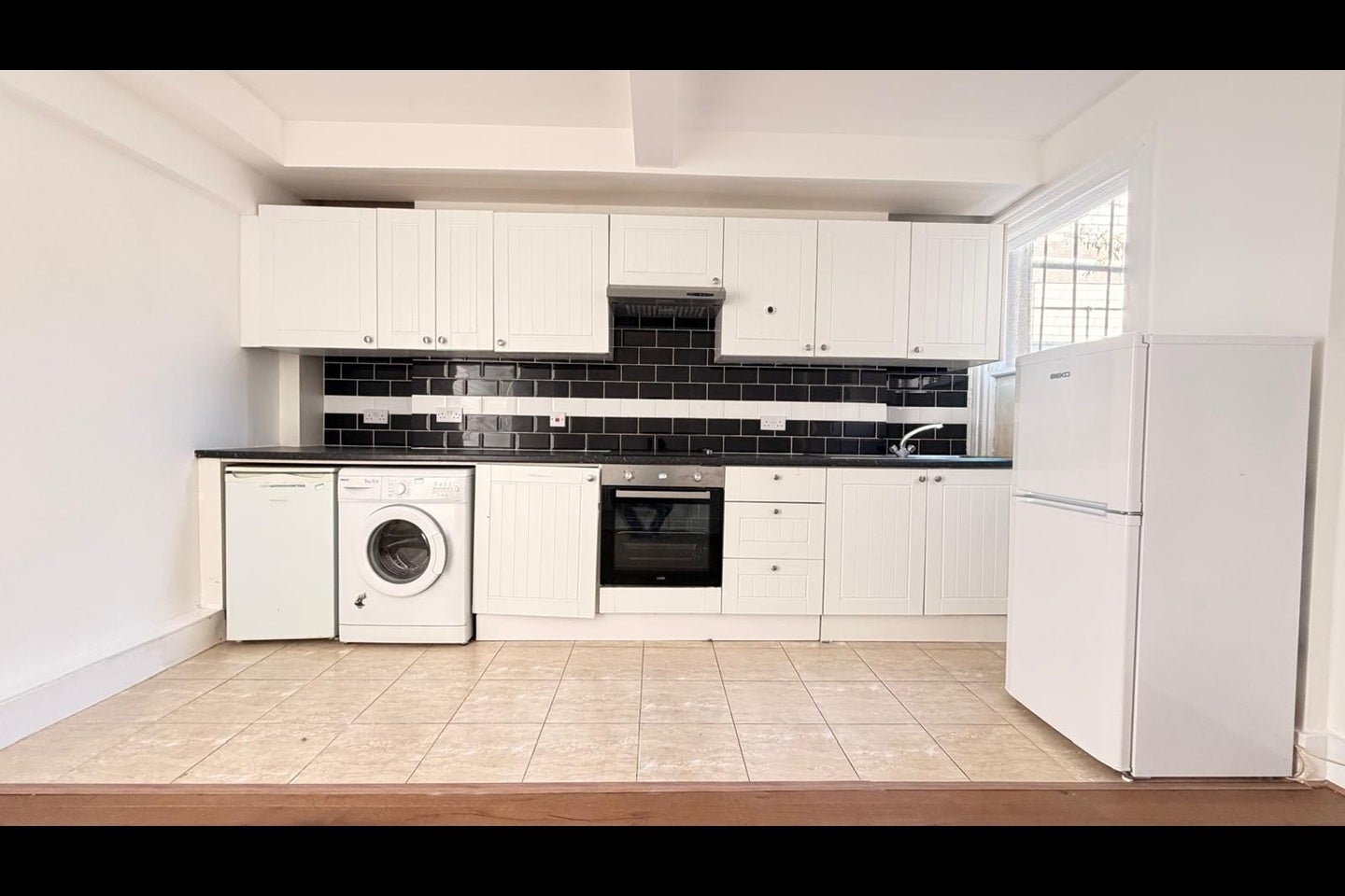 Flat Tooting High Street in Greater London